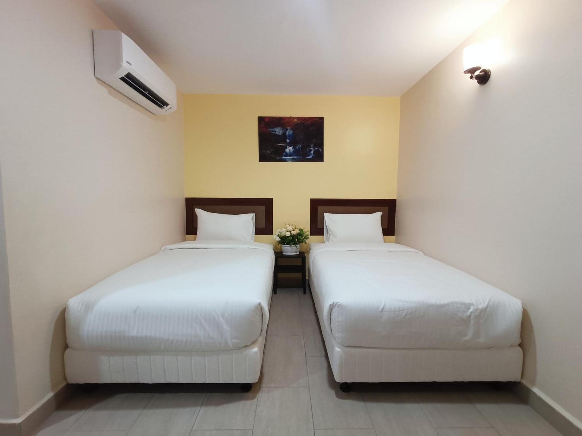 Capital O 90897 Island City Hotel George Town Exterior foto